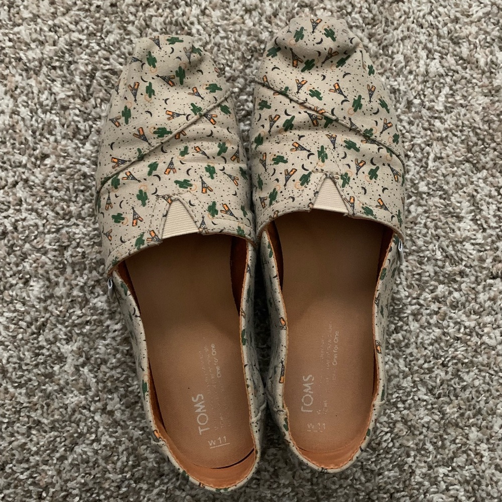 TOMS Alpagarta tan with teepees and cacti print